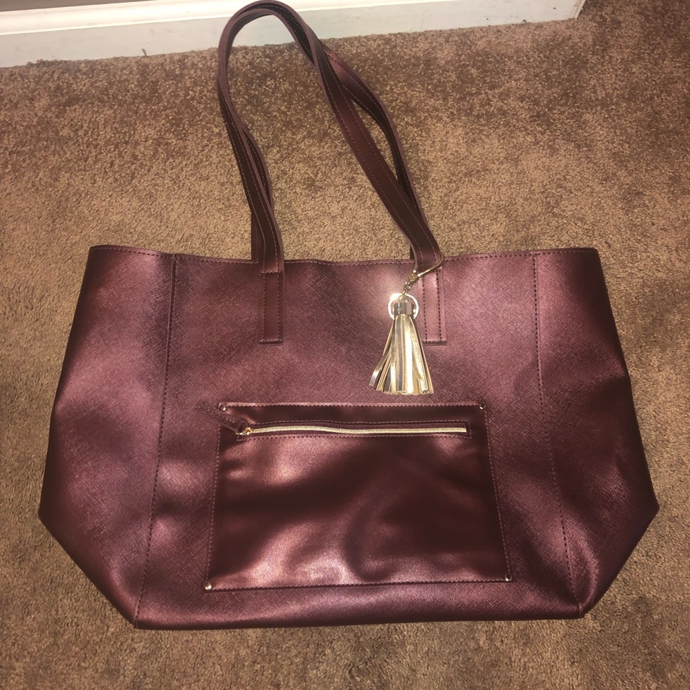 Metallic Plum Tote! Side & center zippered pocket